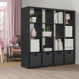 Gran estante negro de TJENA, organizado con libros, caixas e plantas. Perfecto para salas de estar ou oficinas.