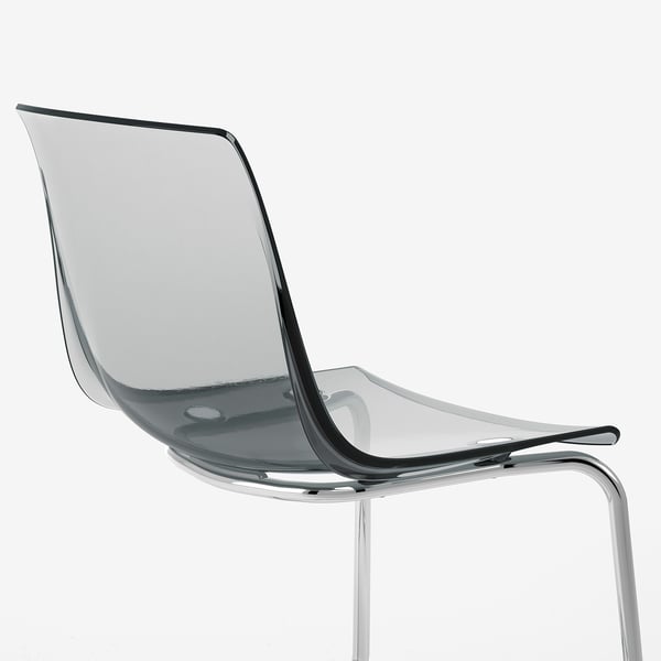 Cadeira clara e moderna con deseño elegante e curvo. Pernas cromadas e asento transparente. Estilo flotante e contemporáneo.