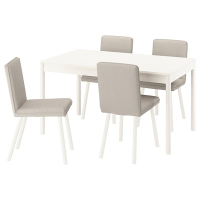 Un conxunto de comedor TONSTAD cunha mesa cadrada branca e catro cadeiras de tecido beige.