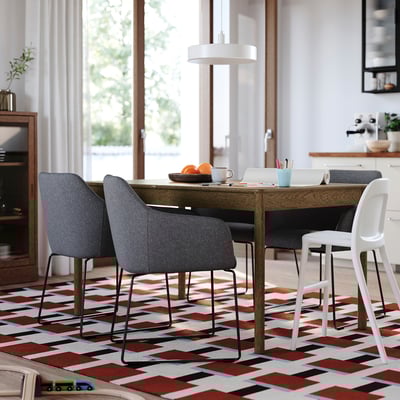 TONSTAD / TOSSBERG Mesa con 4 cadeiras, marrón chapa carballo/Gunnared gris escuro negro, 140/196x85 cm