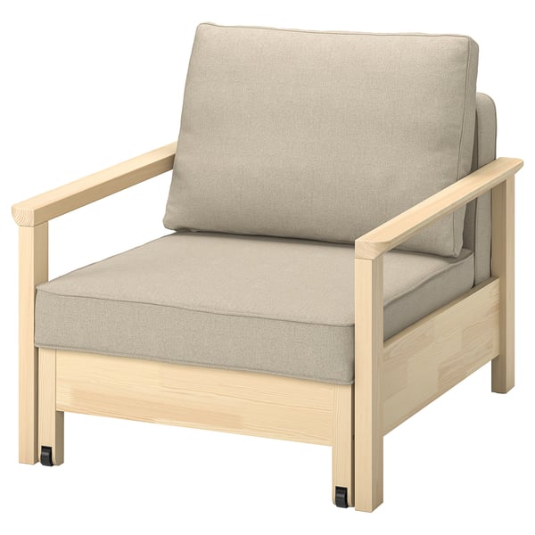 A cadeira de brazos TORNSBORG é unha cadeira tapizada beige clara cun marco de madeira clara e brazos. O seu estilo minimalista e elegante, perfecto para espazos modernos.