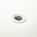 Luz de teito encaixada circular con revestimento branco, que reflicte un deseño elegante e moderno.