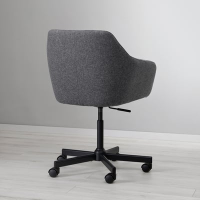 Moderna cadeira de oficina gris con base negra sobre rodas, que ofrece confort e mobilidade.