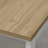 Primeiro plano de mesa de madeira ben acabada con bordos lisos e textura de gran natural.
