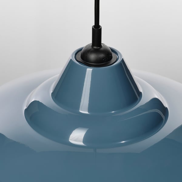 Elegante luz pendente con sombra de aceiro revestido en po en azul atemporal, emitindo luz dirixida.