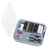 Abrir o kit de reparación TRIXIG azul con bobinas de fío gris, branco e negro, tesoiras, pins e parches.