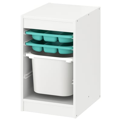 Unha unidade de almacenamento branco TROFAST con bandexas e contedores verdes. Ten estantes abertos, perfectos para que os nenos poidan organizar elementos.