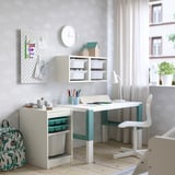 Almacenamento TROFAST: seccións brancas e verdes, abertas e pechadas. Preto da mesa e da parede.