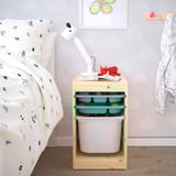 Unidade de madeira TROFAST con bandexas turquesa, raposo de xoguete vermello, libro, lámpada branca e parede de nubes detrás da cama