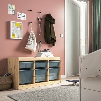 Sala de adolescentes con TROFAST e skateboard. Se é necesario un acurtamento adicional para un límite de 150 caracteres: habitación para adolescentes con TROFAST e skate.