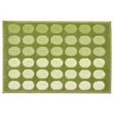Alfombra rectangular verde con patrán de puntos brancos, feita de polipropileno.