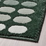 Alfombra de puntos de textura verde e branca, duradeira, invita á calor.
