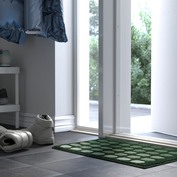 Corredor con alfombra verde TUNNELBANA, zapatillas e porta de vidro.