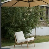 Cadeira exterior TVARÖ: coxín beige claro, marco de vimbio, asento único, deseño aireado, axústase a espazos pequenos.