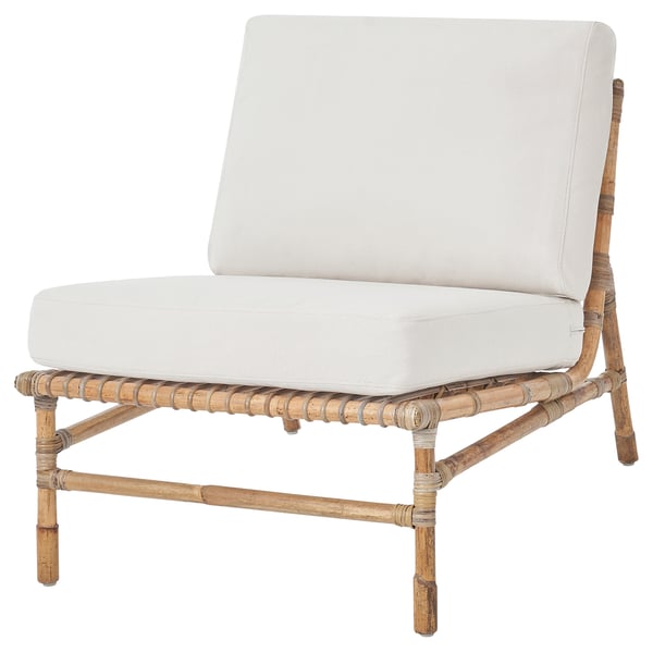 Unha cadeira ao aire libre TVARÖ, beige, feita de ratán natural, lixeira, con cómodos coxíns brancos.