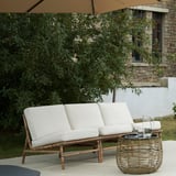 Ao aire libre: sofá TVARÖ de 3 asentos, coxíns beige, ratán natural, cómodo e modular. Tamaño: encaixa ben no patio, baixo paraugas.