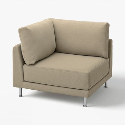 Un sofá seccional de tecido beige UPPÅKRA con patas cromadas.