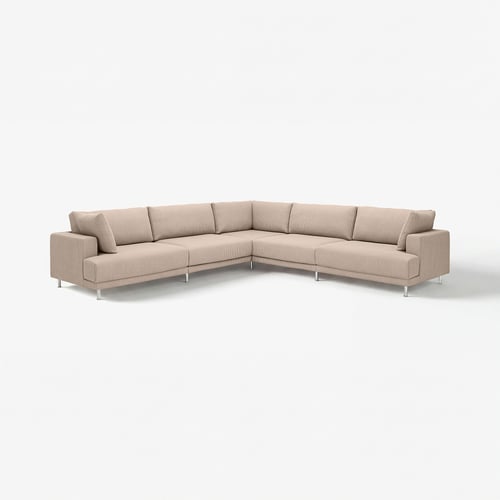 Sofá moderno en forma de U, beige, tecido, grandes almofadas, patas cromadas.
