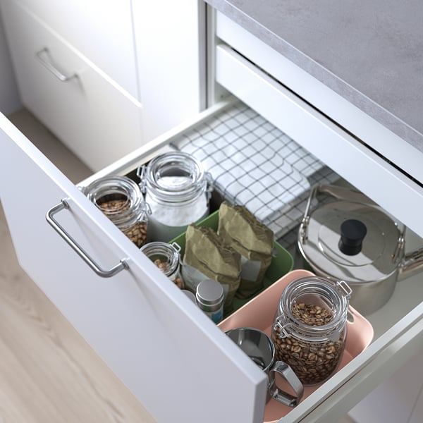 Organizador de caixóns abertos con frascos e bandexas, que contén grans de café e accesorios, facilitando o almacenamento e acceso fácil.