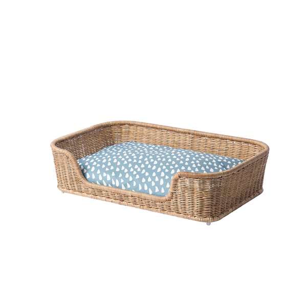 Cama de can de vimbio con bordos elevados, con pés antideslizante. Coxín azul claro no interior, ideal para cans pequenos e medianos.