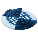 Unha alfombra azul e circular UTSÅDD para mascotas, cun deseño ondulado con poliéster reciclado.
