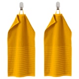 Dúas toallas VÅGSJÖN amarelas brillantes colgan un lado a outro en ganchos, rectangulares con bordos dobrados.