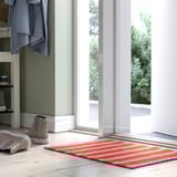 Alfombra VÄGSKYLT de raias laranxas e brancas brillantes, pequena, encaixa preto da porta, feita de algodón, lavable a máquina, respaldo con pegamento.