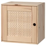 Un armario de madeira clara VÄLJARE cunha porta tecida, perfecto para o almacenamento na parede.