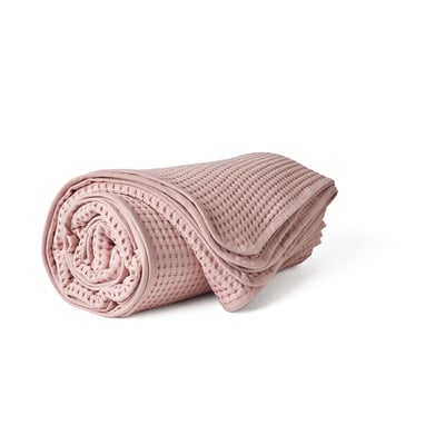 Unha cuberta de cama VÅRELD ben dobrada en rosa claro, feita de algodón 100% cun deseño de waffle texturizado.