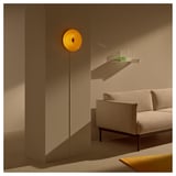 Sala de estar moderna cunha lámpada VARMBLIXT que proxecta un brillo cálido sobre o sofá beige.