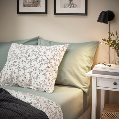 Cama con sabas verdosas, VÅRVIAL, algodón brando. Estampado floral sinxelo, limpo contra a parede.