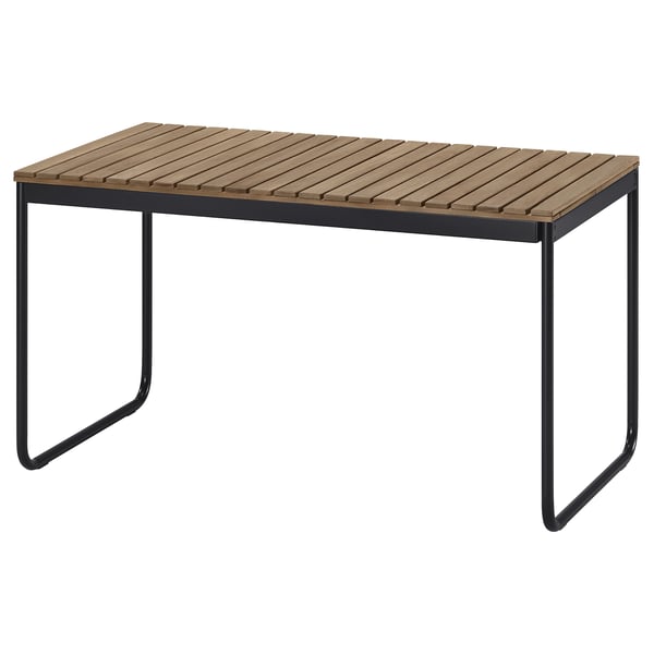 Mesa exterior moderna, VÄSMAN, marco de metal negro, top de madeira clara. Robusto, extensible, axústase a varios asentos.