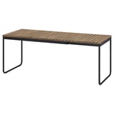 Mesa ao aire libre VÄSMAN, rectangular, madeira marrón clara, marco metálico negro, deseño minimalista.