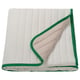 Tapa de cama VETEJORDFLY en branco con bordos verdes, forma cadrada dobrada, recheo de poliéster suave, deseño sinxelo.