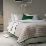 VETEJORDFLY, branco / beige con bordo verde, cobre a cama, acolchado suave, grande, encaixa ben.