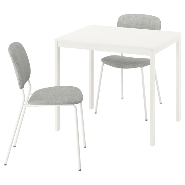 Un conxunto de comedor VIHALS branco cunha mesa extensible e dúas cadeiras grises. Un deseño moderno e minimalista.