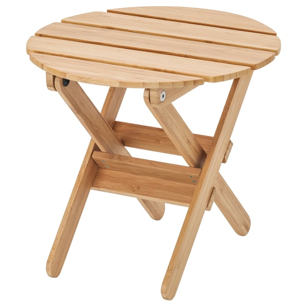 Un soporte de plantas de bambú VILDAPEL cun acabado natural, cunha parte superior circular e plana e catro patas angulares. Deseño compacto e duradeiro.