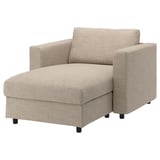 Cadeira beige moderna con coxíns, materiais reciclados e naturais.
