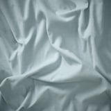 Tecido azul claro suave e esmagado, probablemente mestura de poliéster e algodón reciclado, mostrando textura e calidade.