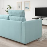 Sofá VIMLE azul claro en sala de estar moderna con decoración minimalista, situado entre un televisor e unha arte de parede.