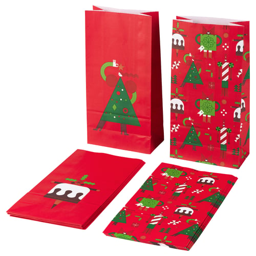Catro bolsas de papel vermellas, tres ergueitas con deseños de árbore de Nadal verdes, unha plana cun home de pan de xenxibre.