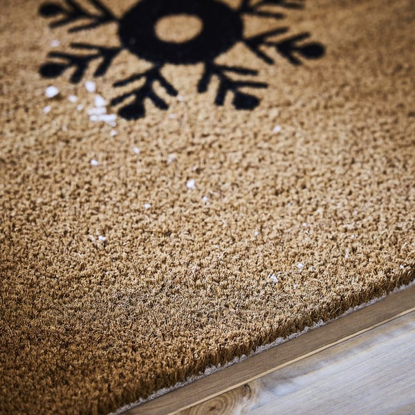 Alfombra táctil con deseño de folerpas de neve, feita con fibras naturais de coir.
