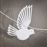 Ornamento de paxaros de papel colga na corda, ás estendidas, artesanía de alta calidade.