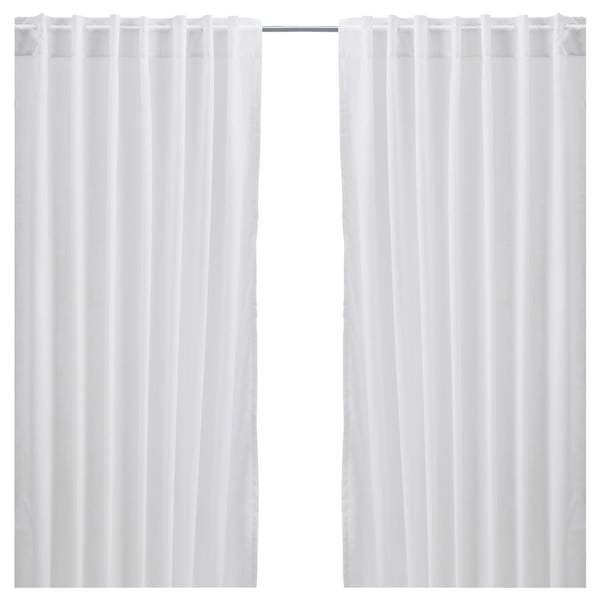 Dúas cortinas brancas semitransparentes, de forma rectangular, con cabeceira de peto de vara, feitas de 70% poliéster reciclado e 30% algodón.