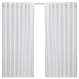 Dúas cortinas brancas semitransparentes, de forma rectangular, con cabeceira de peto de vara, feitas de 70% poliéster reciclado e 30% algodón.