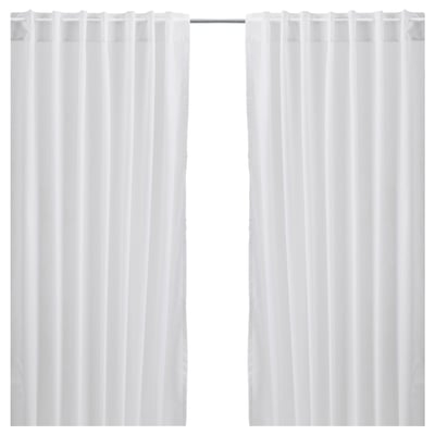 Dúas cortinas brancas semitransparentes, de forma rectangular, con cabeceira de peto de vara, feitas de 70% poliéster reciclado e 30% algodón.