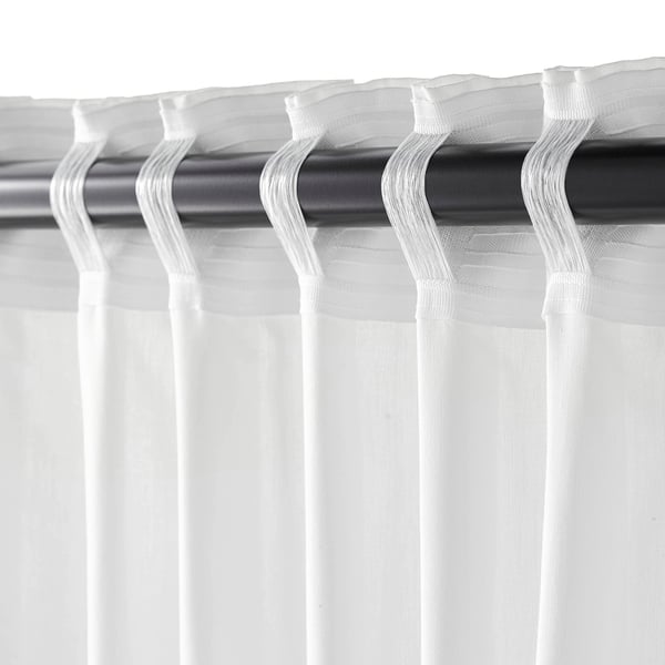 vara de cortina negra con cortinas brancas parcialmente tiradas; ganchos visibles.
