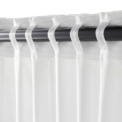 vara de cortina negra con cortinas brancas parcialmente tiradas; ganchos visibles.