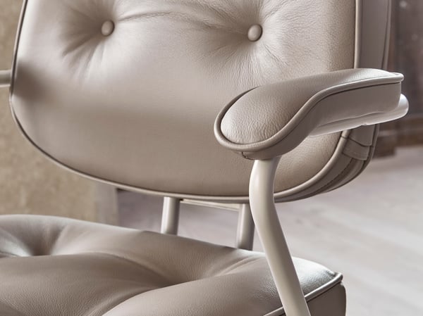 Una silla de oficina de cuero con apoyabrazos