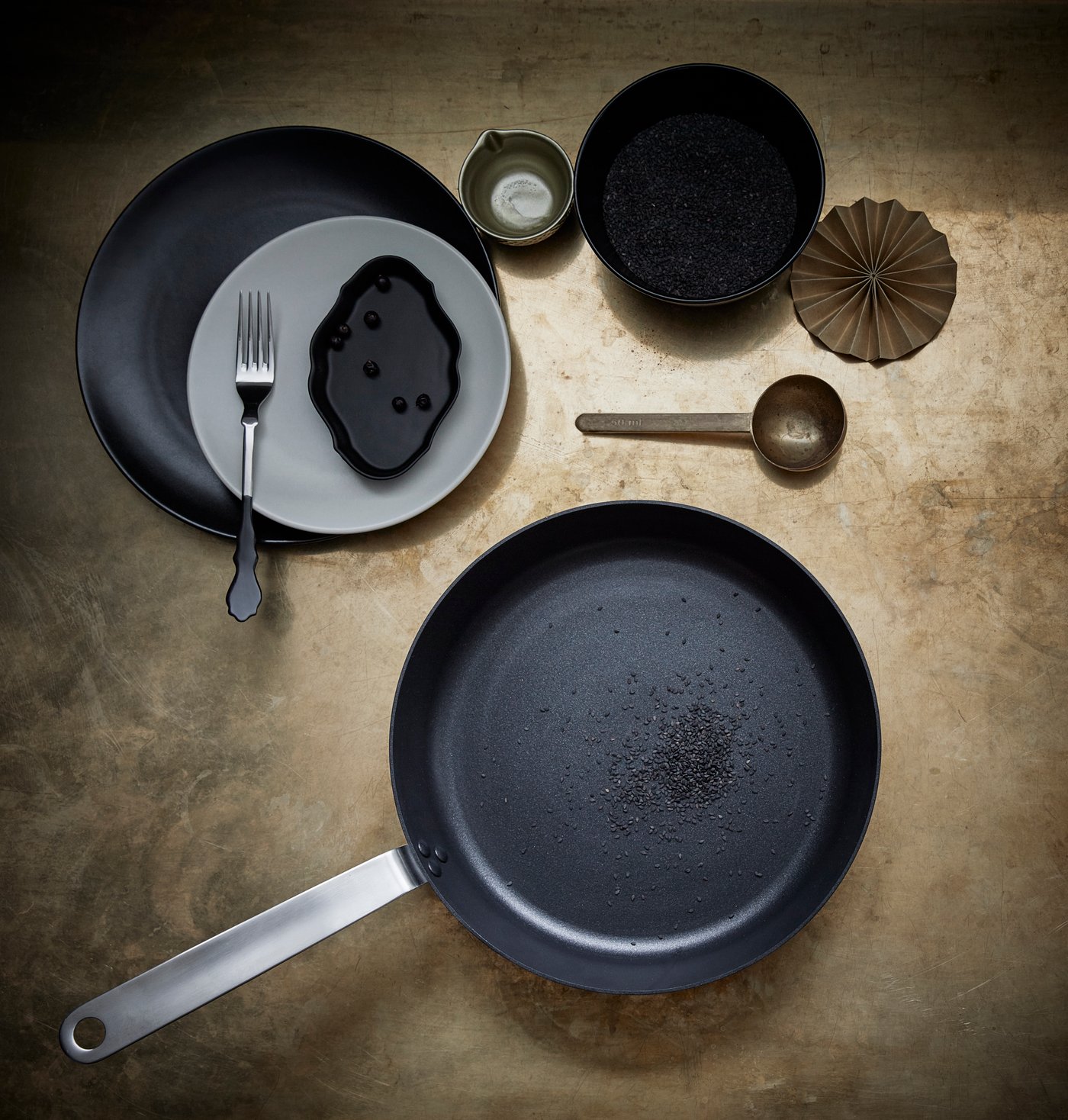 Pfannen und Teller von oben